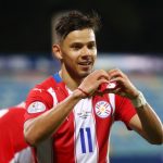 Ángel Romero de Paraguay celebra su tercer gol contundente triunfo 3-1 ante Bolivia en la Copa América. REUTERS / Amanda Perobelli