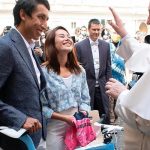 El Papa bendice a Egan Bernal y a su novia. Foto: Vatican Media