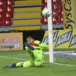 Deportes Tolima y Millonarios en partido por la fecha final ida como parte de la Liga BetPlay DIMAYOR 2021 jugado en el estadio Manuel Murillo Toro de la ciudad de Ibagué Foto: VizzorImage / Felipe Caicedo/ Staff