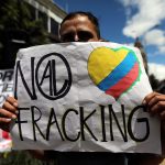 Un hombre sostiene un cartel que dice: "No al fracking", durante una protesta contra el uso del fracking, en Bogotá.. REUTERS/Luisa González