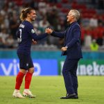 Tecnico de Francia muestra su complacencia con uno de los jugadores de su equipo