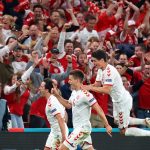 Joakim Maehle celebra con Thomas Delaney y Christian Norgaard luego de anotar el cuarto gol de Dinamarca frente a Rusia en un partido por el Grupo B de la Eurocopa 2020 disputado en el Parken Stadium de Copenhague, Dinamarca. 21 de junio, 2021. Pool via REUTERS/Wolfgang Rattay