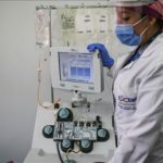 Enfermera Manipula aparato de Control al COVID-19.Foto Anadolu-1
