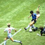 Copa Mundial de la FIFA 1986 - Cuartos de final - Inglaterra contra Argentina - Estadio Azteca, Ciudad de México - 22/6/86. Diego Maradona marca para Argentina. Crédito obligatorio: Action Images / Juha Tamminen