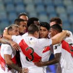 Fútbol - Copa América 2021 - Grupo B - Ecuador vs. Perú - Estadio Olímpico Pedro Ludovico, Goiania, Brasil - 23 de junio de 2021. Los jugadores de Perú celebran tras el partido REUTERS / Amanda Perobelli