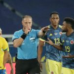 El jugador colombiano Miguel Borja protesta ante el árbitro argentino Néstor Pitana en presencia de futbolistas de su selección y de Brasil en el partido de la Copa América disputado en el Estadio Nilton Santos de Río de Janeiro, Brasil. 23 junio 2021. REUTERS/Sergio Moraes
