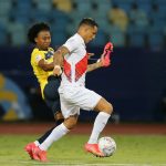 El futbolista de Ecuador Ángelo Preciado peleando la pelota contra el peruano Yoshimar Yotun en el partido por el Grupo B de la Copa América. Jun 23, 2021. REUTERS/Diego Vara