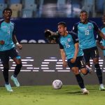 Ángel Mena celebra con sus compañeros el gol con el que Ecuador empató a Brasil y clasificó a cuartos de final en Copa América. Estadio Olímpico Pedro Ludovico, Goiania, Brasil. 27 de junio de 2021.
REUTERS/Diego Vara