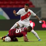 Futbolista de Venezuela Edson Castillo en acción ante el preuano Sergio Pena 
REUTERS/Henry Romero