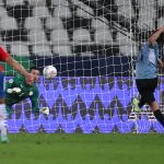 El delantero de Uruguay Edison Cavani marcando de penal ante Paraguay. 
REUTERS/Ricardo Moraes