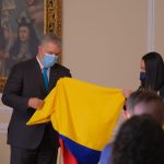 El presidente Ivan Duque hace entrega del pabellón a Mariana Pajon.