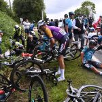 El piloto de KTM Cyril Lemoine de Francia recibe atención médica - Pool via REUTERS/Anne-Christine Poujoulat