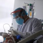 Un trabajador sanitario atiende a un paciente contagiado con COVID-19 en la Unidad de Cuidados Intensivos de la Clínica Nueva El Lago, en Bogotá, Colombia, 3 de junio, 2021. REUTERS/Luisa González.