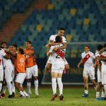 Jugadores de Perú celebran tras ganar la tanda de penales ante Paraguay. Estadio Olimpico, Goiania, Brasil. 2 jul 2021 REUTERS/Diego Vara