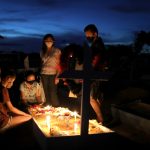 Familiares visitan la tumba de una víctima de COVID-19 en Manaos, Brasil.. REUTERS/Bruno Kelly