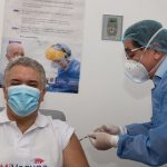 En el Hospital Universitario de Cartagena, el Presidente Iván Duque Márquez recibió la segunda dosis de la vacuna contra el covid-19, completando su inmunización y sumándose a los más de 7 millones de colombianos que han recibido el esquema completo contra el virus.Foto Presidencia