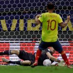 El arquero de Argentina, Emiliano Martínez, atajando el remate dle centrocampista de Colombia Edwin Cardona en la definición por penales. 

REUTERS/Ueslei Marcelino