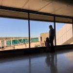 Un hombre con máscara protectora en respuesta a la propagación del coronavirus (COVID-19) parado cerca de un niño en el aeropuerto internacional Simón Bolívar de Maiquetía, Venezuela, REUTERS/Carlos Jasso