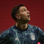El portero argentino Emiliano Martínez durante el calentamiento previo al partido de Copa América 2021 disputado entre Argentina y Colombia en el estadio Mané Garrincha de Brasilia, Brasil, el 6 de julio de 2021. REUTERS/Henry Romero