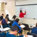 Estudiantes universitarios en clase presencial