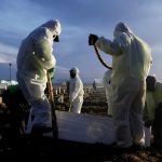 Sepultureros con equipo de protección personal (EPP) entierran el ataúd de una víctima de la enfermedad por coronavirus (COVID-19), en el área de entierro proporcionada por el gobierno para las víctimas del COVID-19, en Yakarta, Indonesia, 28 junio 2021.
REUTERS/Willy Kurniawan