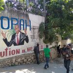 Gente camina frente a un muro con un mural del presidente de Haití Jovenel Moïse, después de que fue asesinado a tiros por atacantes no identificados en su residencia privada en Puerto Príncipe, Haití. 7 de julio, 2021. REUTERS/Robenson Sanon