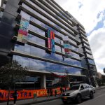 La fachada del edificio de la Jurisdicción Especial para la Paz (JEP), está revestida con telas bordadas por las víctimas del conflicto armado en Bogotá, Colombia el 10 de diciembre de 2018. REUTERS/Luisa Gonzalez