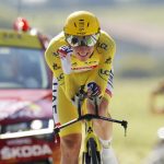 El corredor del UAE Team Emirates Tadej Pogacar, de Eslovenia, con el maillot amarillo, en acción durante la etapa 20. REUTERS/Stephane Mahe