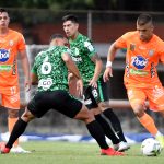 Steven Rodriguez de Envigado F. C. y Brayan Rovira de Atlético Nacional disputan el balón durante partido entre Envigado F. C. y Atlético Nacional de la fecha 1 por la Liga BetPlay DIMAYOR II 2021, en el estadio Polideportivo Sur de la ciudad de Envigado.Foto: VizzorImage / Luis Benavides / Cont.