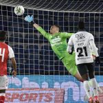 Omar Rodríguez arquero del Santa Fe en acción durante el partido entre Independiente Santa Fe y Deportivo Cali por la fecha 1 de la Liga BetPlay DIMAYOR II 2021 jugado en el estadio Nemesio Camacho El Campín de la ciudad de Bogotá Foto: VizzorImage / Gabriel Aponte / Staff