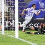 Fernando Uribe del Pasto dispara para anotar el primer gol de su equipo partido por la fecha 1 como parte de la Liga BetPlay DIMAYOR II 2021 entre Deportivo Pasto y Millonarios F.C. jugado en el estadio Departamental La Libertad de Pasto.Pasto: VizzorImage / Leonardo Castro / Cont
