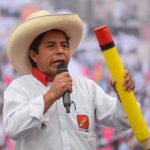 El candidato presidencial socialista Pedro Castillo se dirige a sus partidarios desde la sede del partido Perú Libre, en Lima, Perú