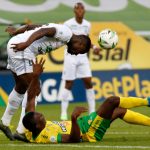 Yoiver González de Once Caldas y Adrian Parra de Atlético Huila disputan el balón durante partido de la fecha 1 entre Once Caldas y Atlético Huila por la Liga BetPlay DIMAYOR II 2021, jugado en el estadio Palogrande de la ciudad de Manizales.Foto: VizzorImage / JJ Bonilla / Cont.