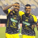 Bayron Garcés de Alianza Petrolera  celebra después de anotar el primer gol de su equipo durante partido por la fecha 1 entre Alianza Petrolera y La Equidad como parte de la Liga BetPlay DIMAYOR II 2021 jugado en el estadio Daniel Villa Zapata de la ciudad de Barrancabermeja Foto: VizzorImage / Jose David Martínez / Contribuidor