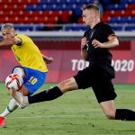 Richarlison marcando el tercer gol de Brasil en la victoria sobre Alemania. 
REUTERS/Phil Noble