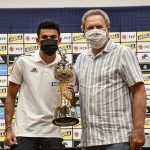 Ramón Jesurún, presidente de la Federación Colombiana de Fútbol, fue quien entregó el trofeo a Luis Díaz . Foto FCF (5)