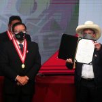 El presidente del Jurado Nacional de Elecciones (JNE), Jorge Luis Salas entregó las credenciales al mandatario electo de Perú, Pedro Castillo. Foto Reuters