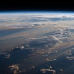 El amanecer ilumina la atmósfera de la Tierra, visto desde la Estación Espacial Internacional. Foto: NASA / Europa Press