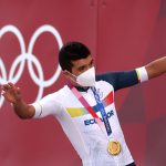 El ecuatoriano Richard Carapaz celebrando tras ganar el oro olímpico en la prueba de ciclismo en ruta. 
REUTERS/Christian Hartmann