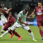 Danovis Banguero de Nacional disputa el balón con Nilson Castrillon del Tolima durante partido por la fecha 2 de la Liga BetPlay DIMAYOR II 2021 entre Atlético Nacional y Deportes Tolima jugado en el estadio Atanasio Girardot de la ciudad de Medellín Foto: VizzorImage / Luis Benavides / Cont