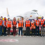 Estados Unidos lidera los esfuerzos internacionales de respuesta a la pandemia de COVID-19. Hoy, entregamos 3,5 millones de dosis más de la vacuna Moderna a Colombia. Estamos comprometidos a poner fin a la pandemia compartiendo vacunas seguras y eficaces : Philip Goldberg, embajador de Estados Unidos en Colombia. Foto Embajada Americana en Colombia