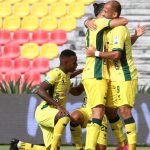 Brayan Fernández de Atlético Bucaramanga, celebra con sus compañeros de equipo su segundo anotado al Independiente Santa Fe durante partido entre Atlético Bucaramanga y el Independiente Santa Fe de la fecha 2 por la Liga BetPlay DIMAYOR II 2021, jugado en el estadio Alfonso López de la ciudad de Bucaramanga.Foto: VizzorImage / Jaime Moreno / Cont.
