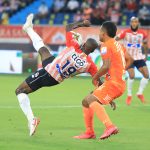 Carmelo Valencia del Atlético Junior disputa el balón con Ivan Rojas del Envigado durante partido por la fecha 2 entre Atlético Junior y  Envigado como parte de la Liga BetPlay DIMAYOR II 2021 jugado en el estadio Metropolitano Roberto Meléndez  de la ciudad de Barranquilla.Foto: VizzorImage / Jairo Cassiani / Contribuidor