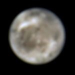 Esta imagen presenta la luna de Júpiter, Ganímedes, vista por el Telescopio Espacial Hubble de la NASA en 1996.Por primera vez, astrónomos han descubierto evidencia de vapor de agua en la atmósfera de la luna Ganímedes de Júpiter. Se forma cuando el hielo de la superficie se sublima, es decir, pasa de sólido a gas.Foto: NASA, ESA, JOHN SPENCER (SWRI BO / Europa Press