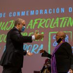 El Presidente Iván Duque saluda a la pianista Teresita Gómez, distinguida este lunes durante el acto con motivo del Día Internacional de la Mujer Afrolatina, celebrado en el Teatro Colón, de Bogotá. Foto: Nicolás Galeano - PRESIDENCIA