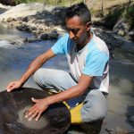 Un minero ilegal extrae oro en un río en California, Colombia.REUTERS/Julia Symmes Cobb