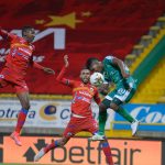 Joan Castro de Equidad disputa el balón con Esneyder Mena del Pasto durante partido entre La Equidad y Deportivo Pasto por la fecha 2 de la Liga BetPlay DIMAYOR II 2021 jugado en el estadio Estadio Metroplitano de Techo de la ciudad de Bogotá.Foto: VizzorImage / Samuel Norato / Cont
