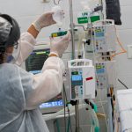 Un trabajador médico administra medicamentos a un paciente con enfermedad por coronavirus intubado (COVID-19) en una UPA (Unidad de Servicios de Emergencia) en Sao Carlos, Brasil. REUTERS / Amanda Perobelli