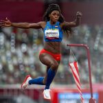 La colombiana Caterine Ibarguen logró cupo a la final de la prueba de salto triple en su estreno en los Juegos Olímpicos de Tokio, tras marcar 14 metros con 37 centímetros y ubicarse séptima, entre las doce atletas clasificadas. Foto: Oscar Muñoz / Fotografía Deportiva / COC