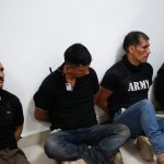 Sospechosos del asesinato del presidente de Haití, Jovenel Moïse, quien fue abatido a tiros en su casa en la madrugada del miércoles, exhibidos ante la prensa en Puerto Príncipe, Haití. 8 de julio, 2021. REUTERS/Estailove St-Val